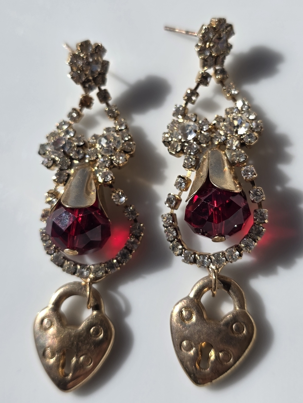 Vintage Romantic Style Earings with Red and White Dtpp Gkass Beads Locket Heart